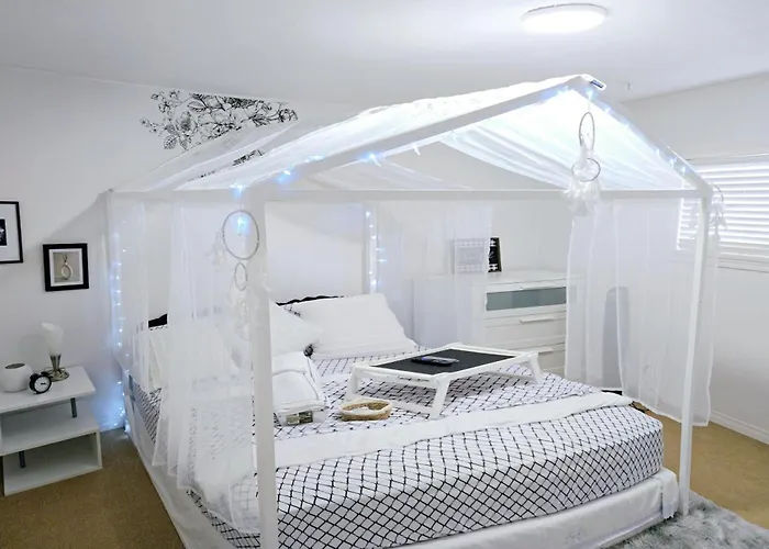 Lovely Cozy Room! With Attached Private Bath In The Heart Of Vancouver! Private Parking & Self Check-In!