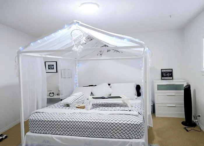 Lovely Cozy Room! With Attached Private Bath In The Heart Of Vancouver! Private Parking & Self Check-In!