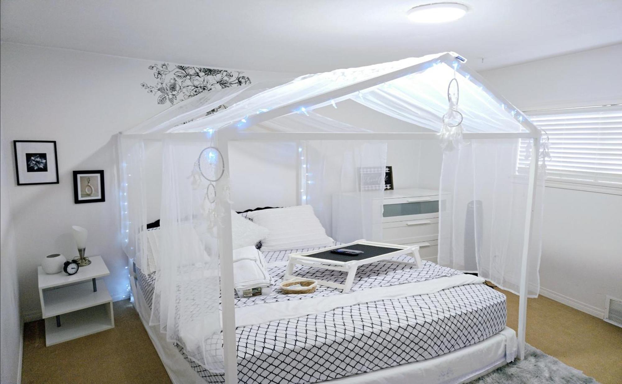 Lovely Cozy Room! With Attached Private Bath In The Heart Of Vancouver! Private Parking & Self Check-in! *