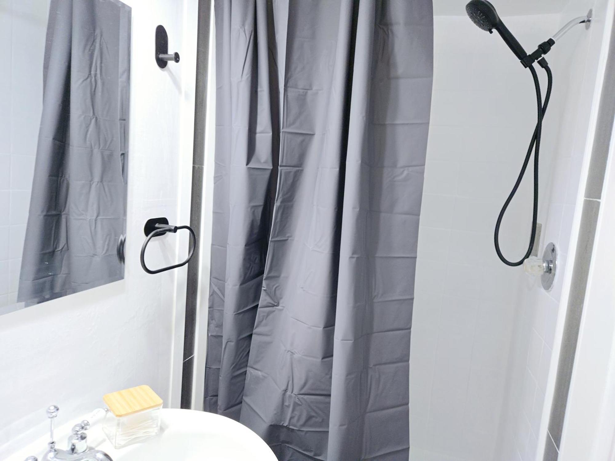 Lovely Cozy Room! With Attached Private Bath In The Heart Of Vancouver! Private Parking & Self Check-in!