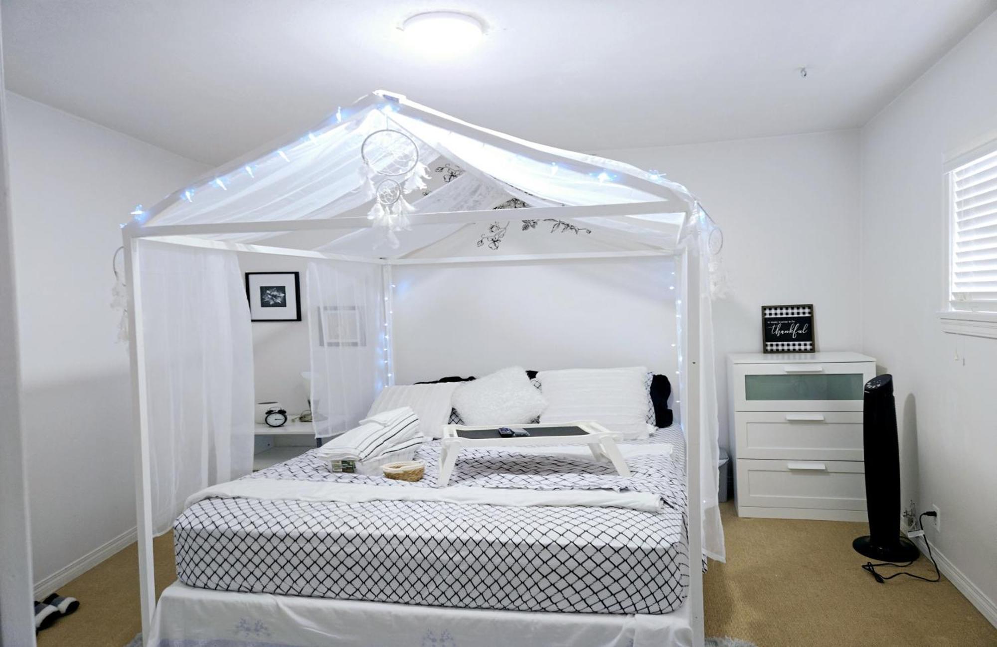 Homestay Lovely Cozy Room! With Attached Private Bath In The Heart Of Vancouver! Private Parking & Self Check-in! *