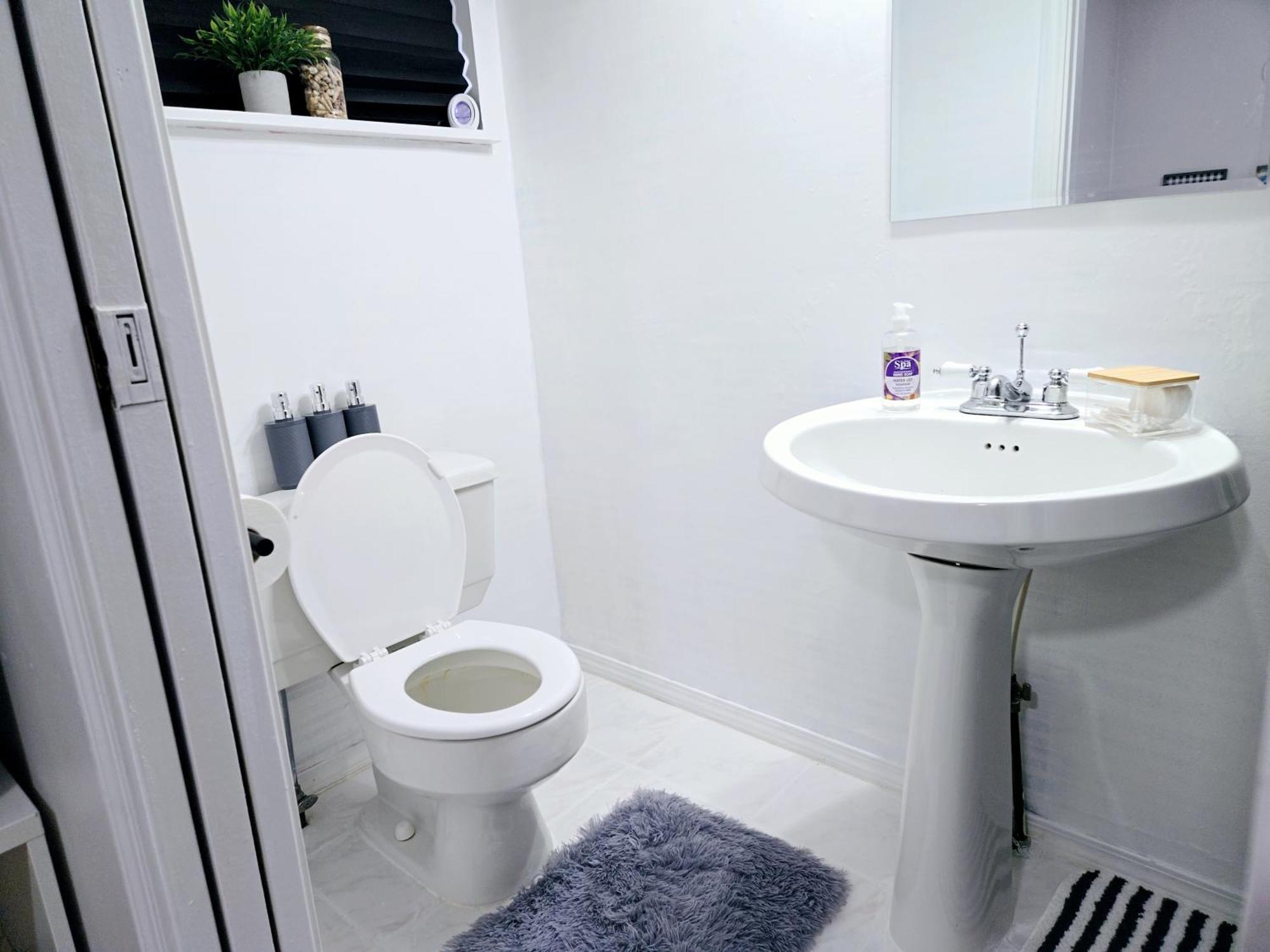 Lovely Cozy Room! With Attached Private Bath In The Heart Of Vancouver! Private Parking & Self Check-in! *