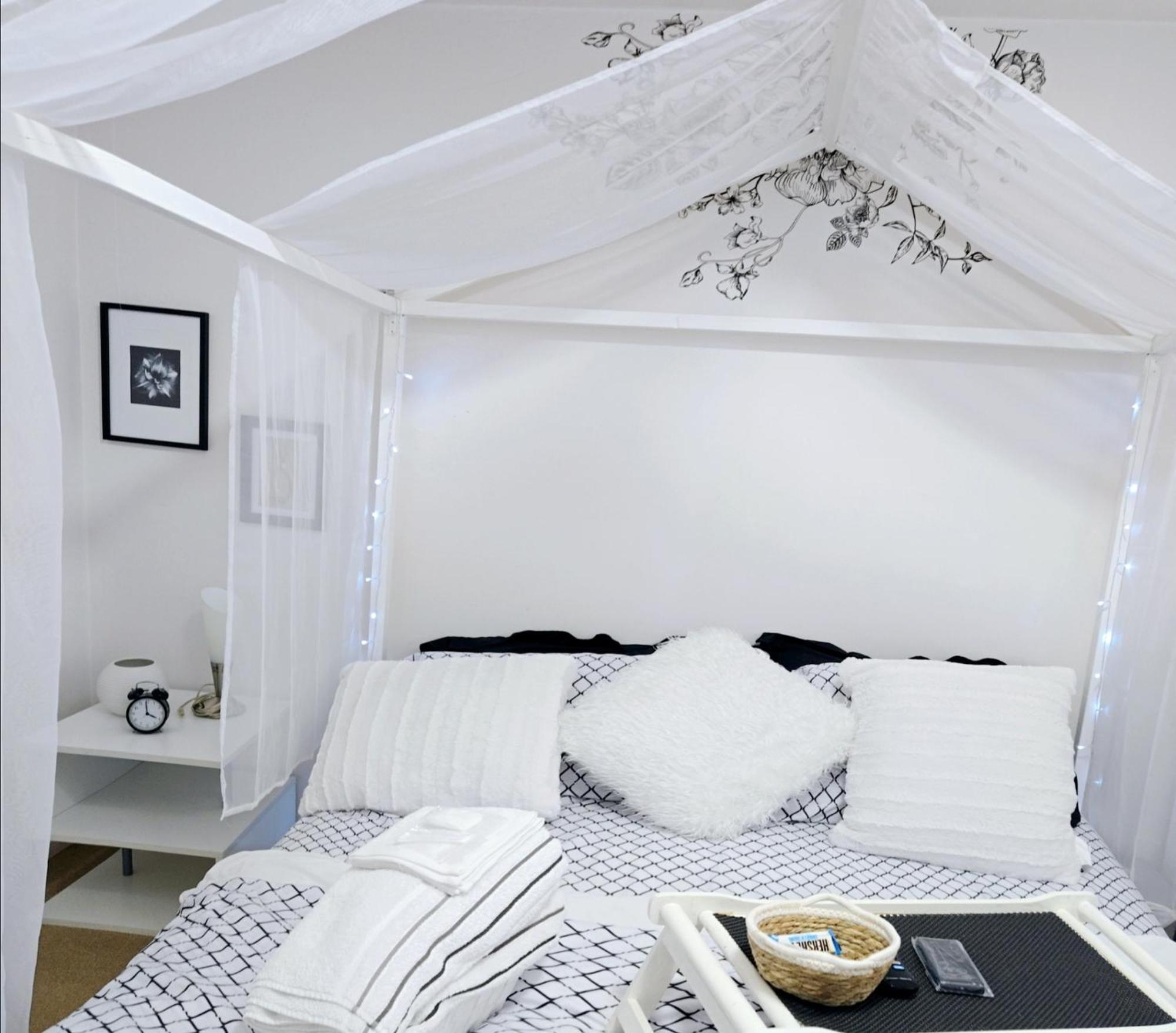 Lovely Cozy Room! With Attached Private Bath In The Heart Of Vancouver! Private Parking & Self Check-in!