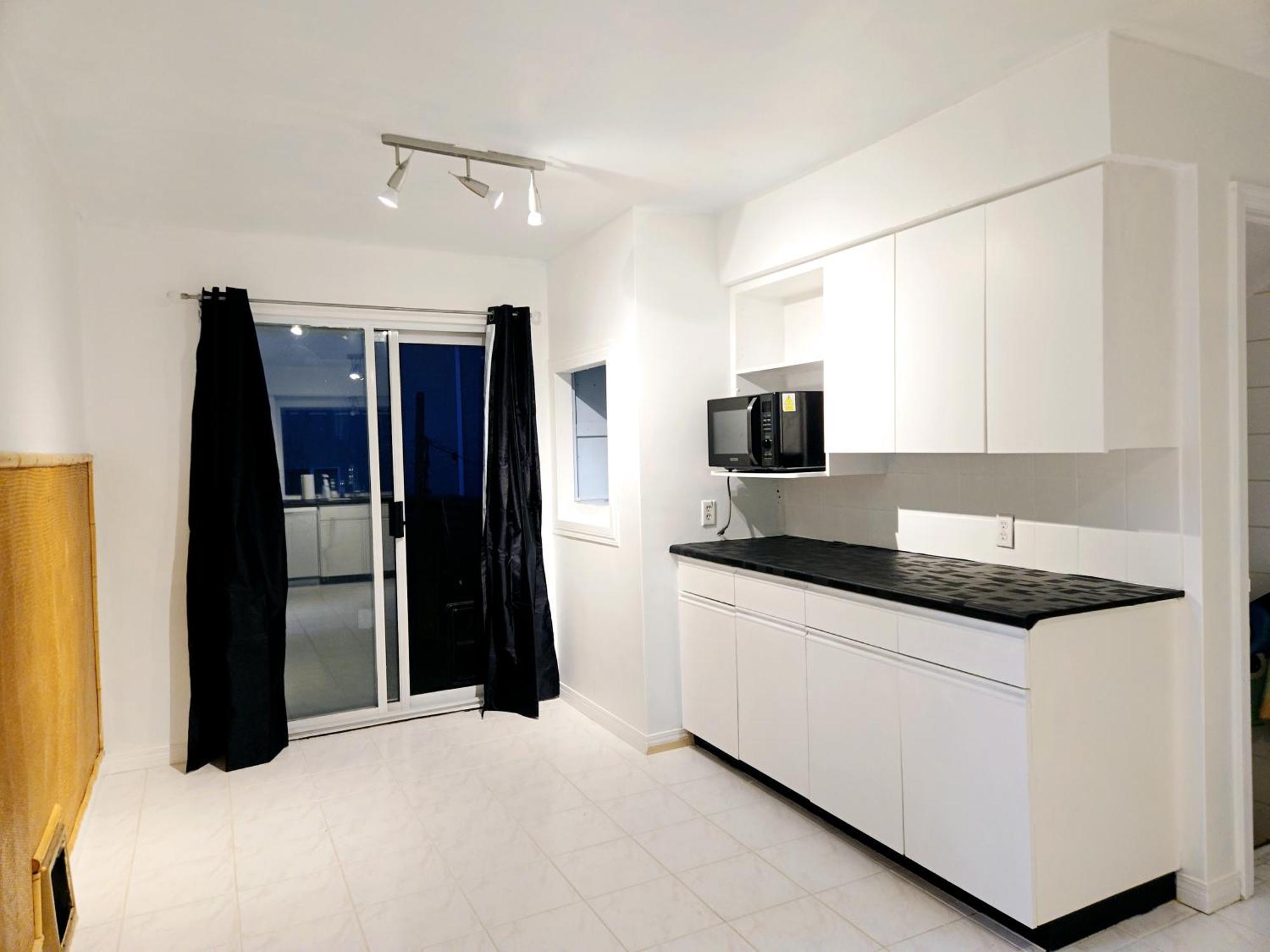 Lovely Cozy Room! With Attached Private Bath In The Heart Of Vancouver! Private Parking & Self Check-in! *