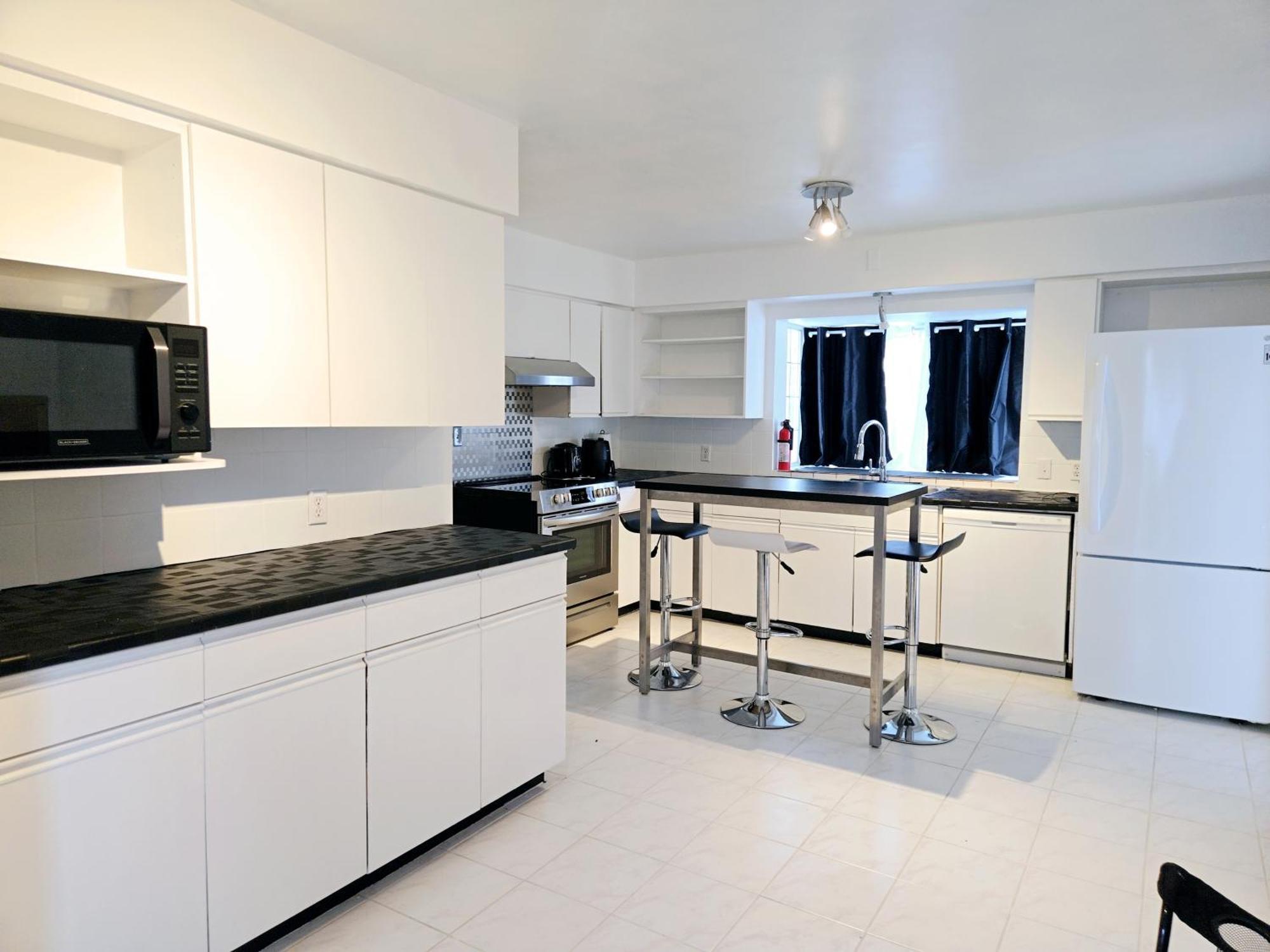 Lovely Cozy Room! With Attached Private Bath In The Heart Of Vancouver! Private Parking & Self Check-in! * Vancouver