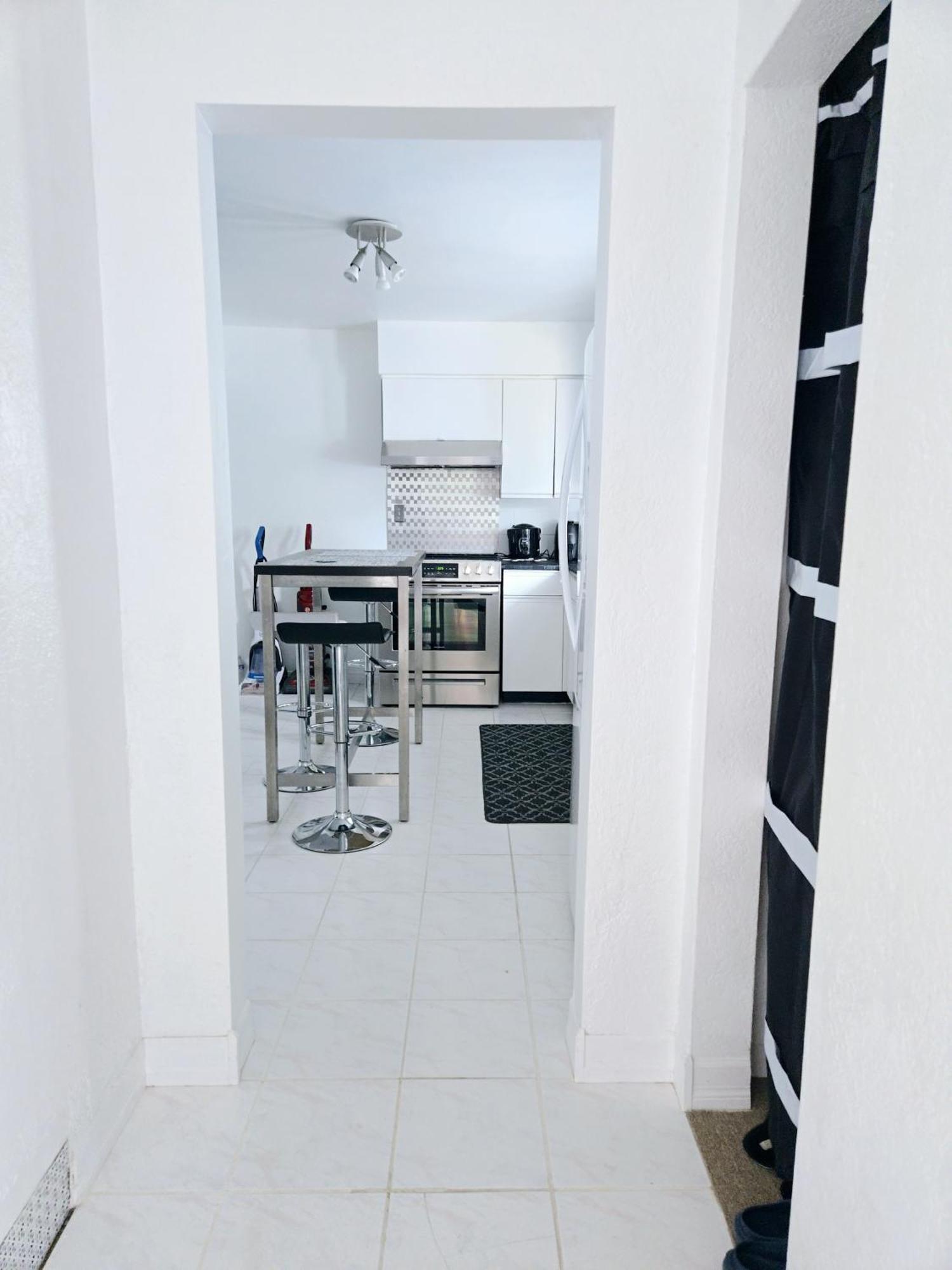 Homestay Lovely Cozy Room! With Attached Private Bath In The Heart Of Vancouver! Private Parking & Self Check-in!