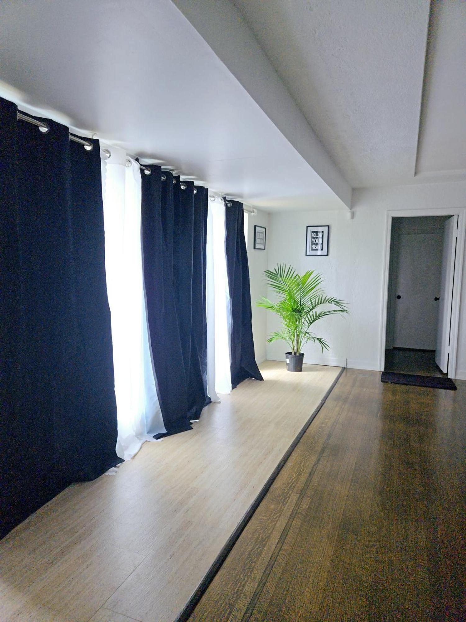Homestay Lovely Cozy Room! With Attached Private Bath In The Heart Of Vancouver! Private Parking & Self Check-in! *