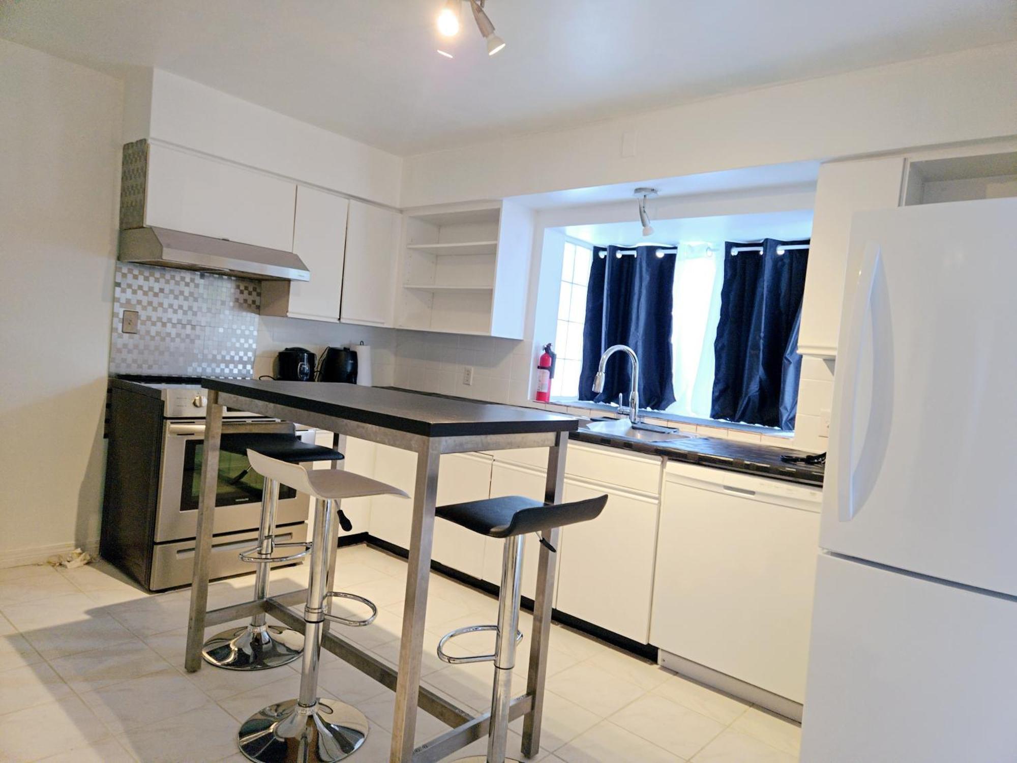 Homestay Lovely Cozy Room! With Attached Private Bath In The Heart Of Vancouver! Private Parking & Self Check-in! *