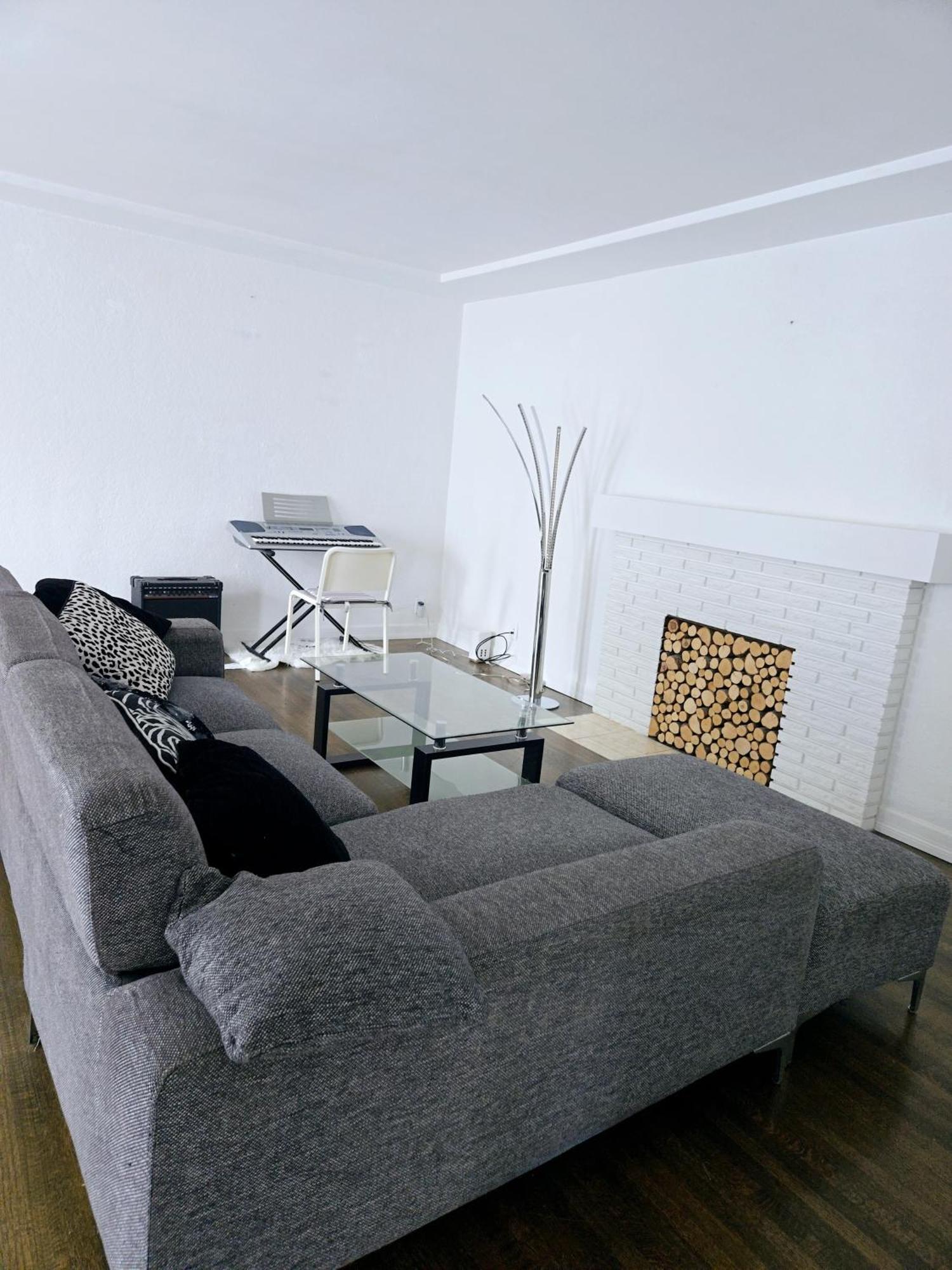 Homestay Lovely Cozy Room! With Attached Private Bath In The Heart Of Vancouver! Private Parking & Self Check-in!