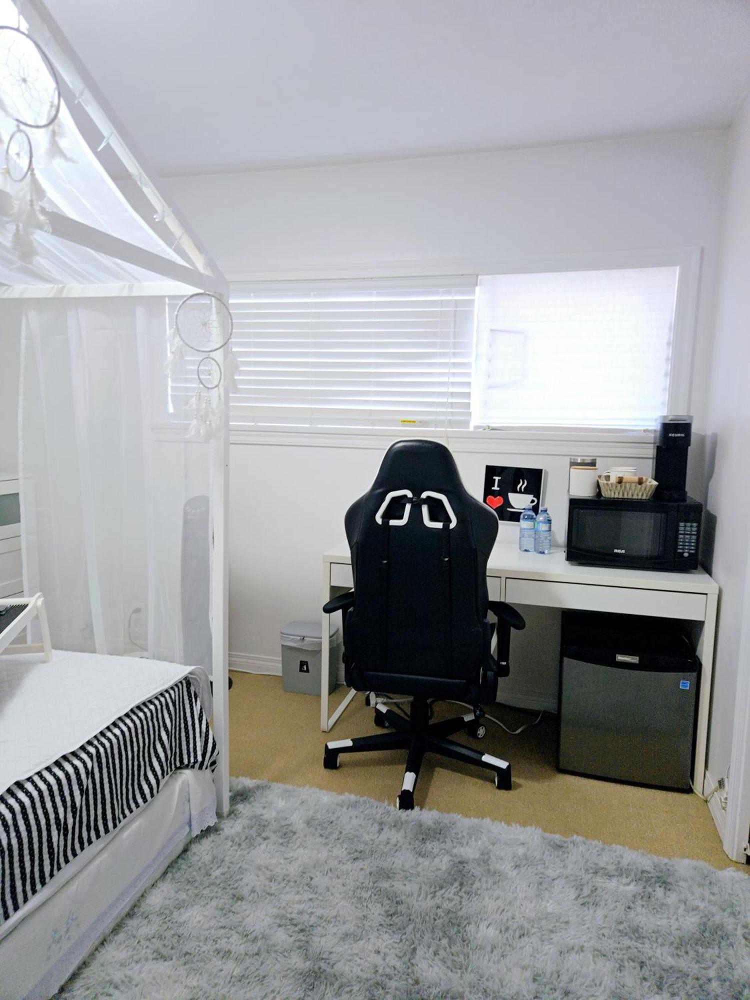 Lovely Cozy Room! With Attached Private Bath In The Heart Of Vancouver! Private Parking & Self Check-in! Homestay Vancouver