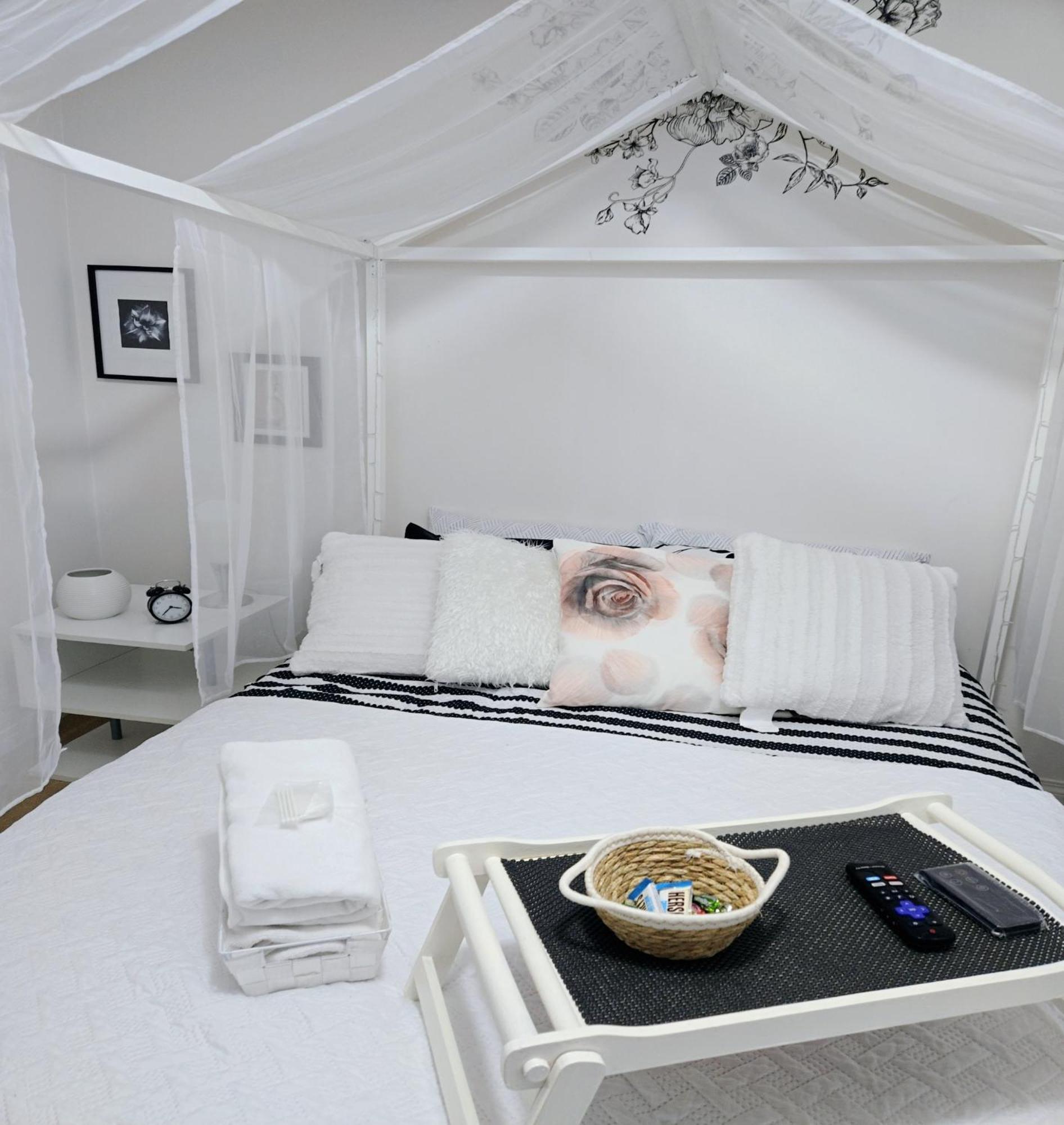 Lovely Cozy Room! With Attached Private Bath In The Heart Of Vancouver! Private Parking & Self Check-in! Homestay *