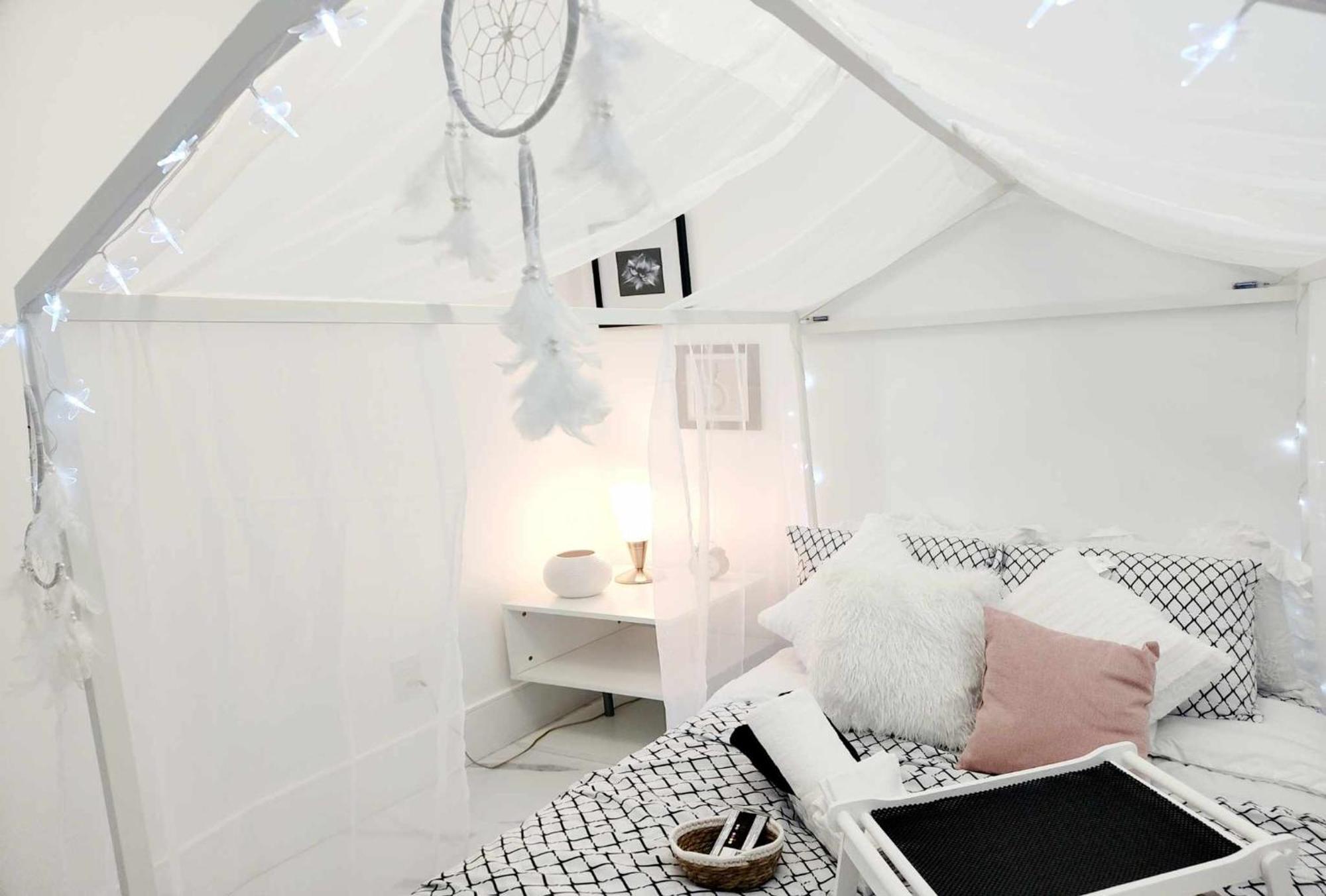 Homestay Lovely Cozy Room! With Attached Private Bath In The Heart Of Vancouver! Private Parking & Self Check-in!